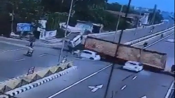 Viral Video: ముగ్గురిని మింగేసిన ఇసుక లారీ.. సీసీ కెమెరాలోని దృశ్యాలు చూస్తే.. 