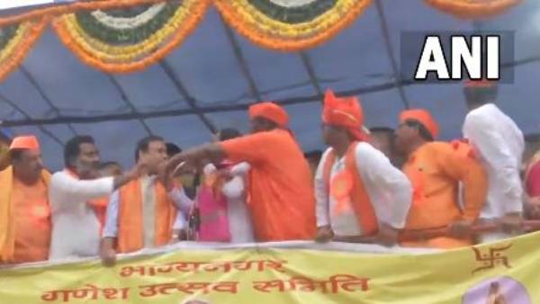   అసోం సీఎం మైకు లాగేసిన టీఆర్ఎస్ కార్యకర్త, మంత్రుల ఫైర్, ఈటల రియాక్షన్