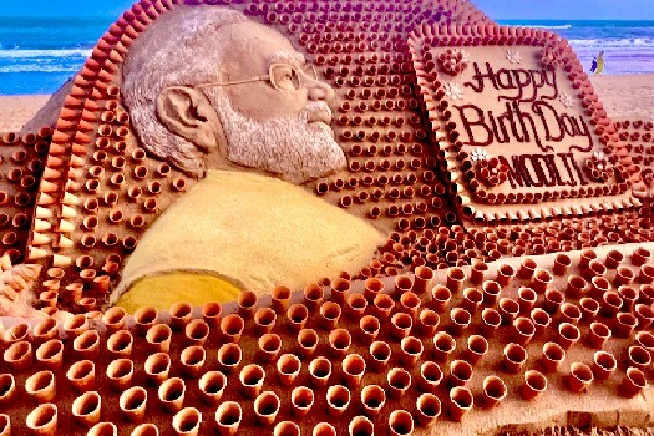 1213 టీ కప్పులు.. మోడీ మొహం మీద, అదుర్స్.. వీడియో వైరల్