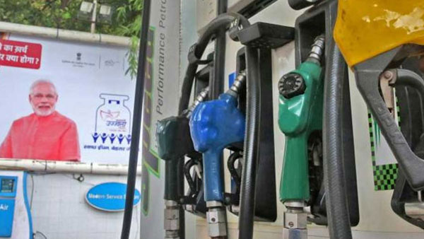  తెలంగాణలోని పెట్రోల్ బంకుల్లో మోడీ ఫొటోలు??