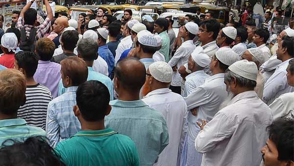 Viral: రోడ్డు పక్కన నమాజ్ చేశారని ఏం చేశారంటే ?, ఎవరిని అడిగి చేశారు ?, సోషల్ మీడియాలో వైరల్ !  