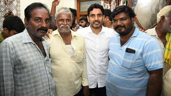 కుడిచేత్తో రూ.10 ఇస్తూ.. ఎడమచేత్తో రూ.100 తీసుకుంటున్నారు!