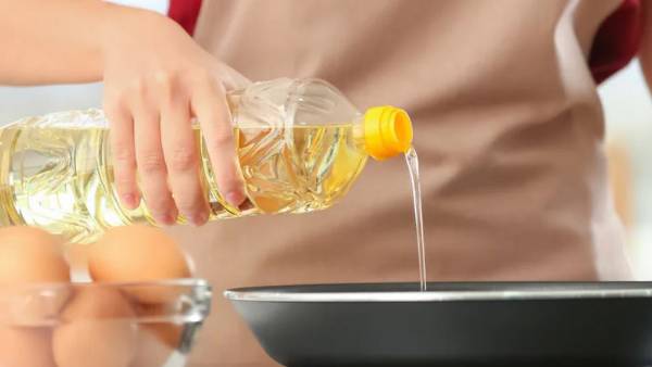 Edible Oil: వాడిన నూనెను మళ్లీ మళ్లీ వాడుతున్నారా.. అయితే మీరు ప్రమాదంలో పడినట్లే..