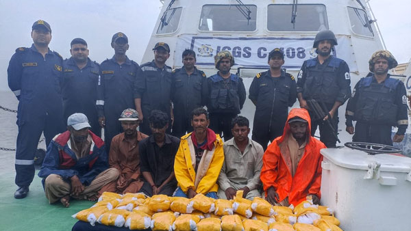 పాకిస్థాన్ నుండి భారత్ కు డ్రగ్స్ బోట్; 200కోట్ల విలువచేసే హెరాయిన్ సీజ్!!