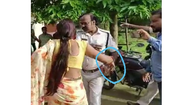 Viral Video:  నువ్వు ఖాకీవా.. కామాంధుడివా..  మహిళపై ఏఎస్పీ  అరాచకం.. 