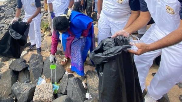 తీర ప్రాంతాన్ని శుభ్రం చేసిన తమిళిసై..!!