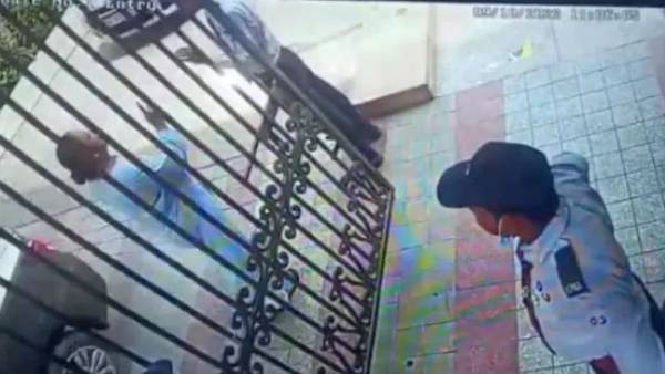Viral video:ప్రొఫెసర్ ప్రతాపం, సెక్యూరిటీ గార్డుపై దాడి.. వైరల్