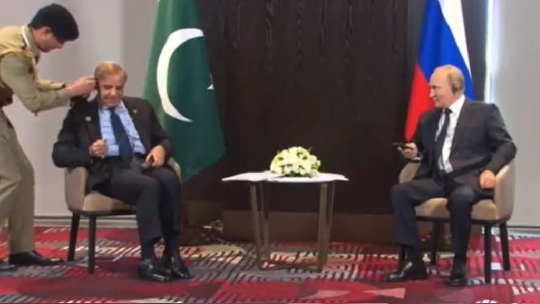 వీడియో: పాకిస్తాన్ ప్రధాని పరువు తీసిన `ఇయర్ ఫోన్` - నవ్వుతూ సినిమా చూసిన పుతిన్..!!