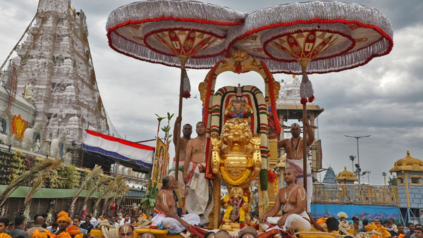 మాడ వీధుల్లో విహరించిన శ్రీవారు