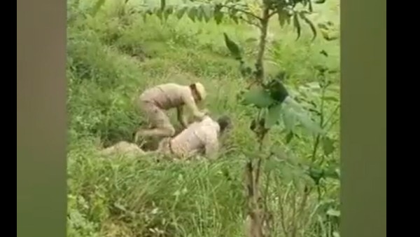 Video Viral:ఫుల్‌గా తాగేసి తన్నేసుకున్న పోలీసులు, విస్తుపోయిన సామాన్య ప్రజలు