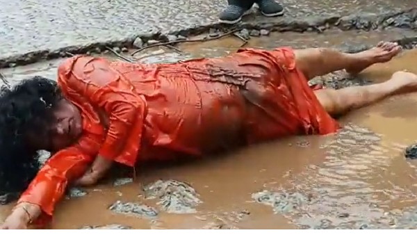 Viral Video: రోడ్డుపై దొర్లుతూ నిరసన తెలిపిన సామాజిక కార్యకర్త.. వీడియో వైరల్..