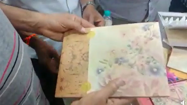 Viral Video: వెడ్డింగ్ కార్డే కదా అని అనుకోకండి..  దాంట్లో కోట్లున్నాయి..!