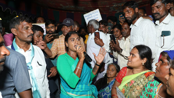 అమ్మకు అన్నం పెట్టనోడు చిన్నమ్మకు బంగారు గాజులు చేయిస్తా అన్నట్టు కేసీఆర్ తీరు