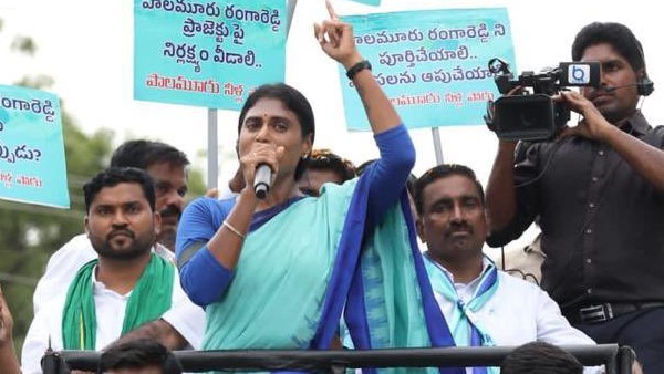 చరిత్ర తెలీకుండా మొరుగుతున్నావ్ నిరంజన్ రెడ్డి; నన్ను ఎవడ్రా అడిగేది: వైఎస్ షర్మిల నిప్పులు!!