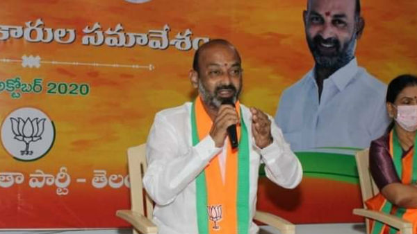 మంత్రులు, ఎమ్మెల్యేల, పోలీసు వాహనాల్లో టీఆర్ఎస్ డబ్బులు తరలిస్తున్నారు