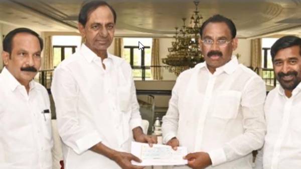KCR gives B form to Kusukuntla Prabhakar Reddy for Munugodu bypoll KCR gives B form to Kusukuntla Prabhakar Reddy for Munugodu bypoll