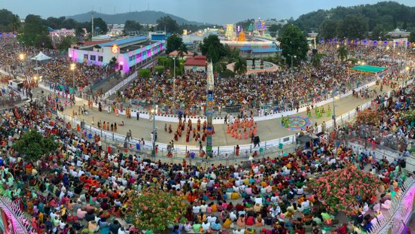 అడుగడుగునా కర్పూరహారతులు