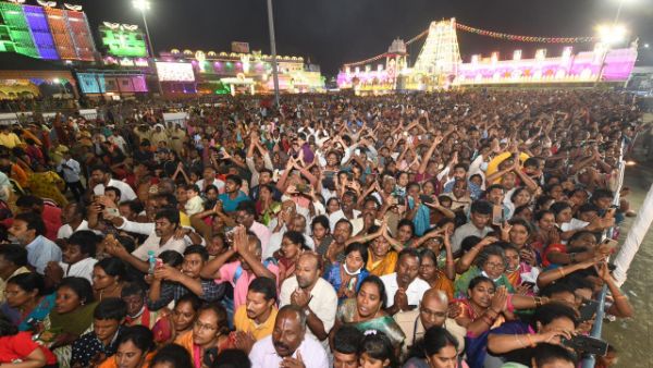నాలుగు మాడ వీధుల్లో విహరించిన శ్రీవారు
