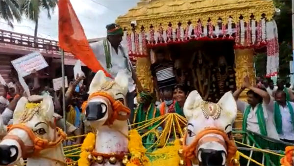 తోటి అర్చకుల జోక్యంతో సద్దుమణిగిన వివాదం