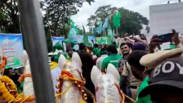 మహా పాదయాత్రకు శ్రీకారం చుట్టిన రైతులు
