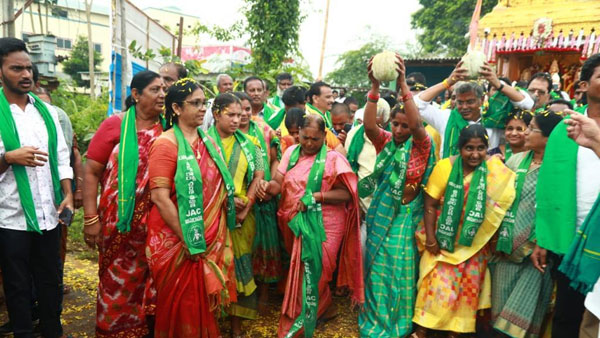 అమ్మవారి దర్శనానికి వెళ్లిన రైతులు