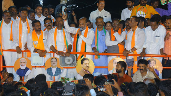కోమటిరెడ్డి రాజీనామాకు కారణం ఆ మొరుగుతున్న కుక్కలు తెలుసుకోవాలి