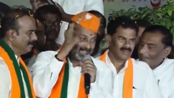 రాజగోపాల్ రెడ్డి సింహం .. సింగిల్ గానే పోరాటం: బండి సంజయ్