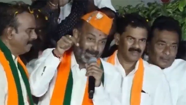 కేసీఆర్ కాళ్ళ దగ్గర కమ్యూనిస్టుల పరువు తాకట్టు