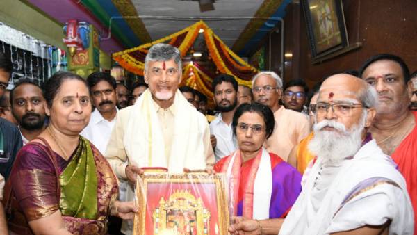 Chandrababu visits Goddes Kanakadurga temple at the hill top Indrakeeladri in Vijayawada Chandrababu visits Goddes Kanakadurga temple at the hill top Indrakeeladri in Vijayawada