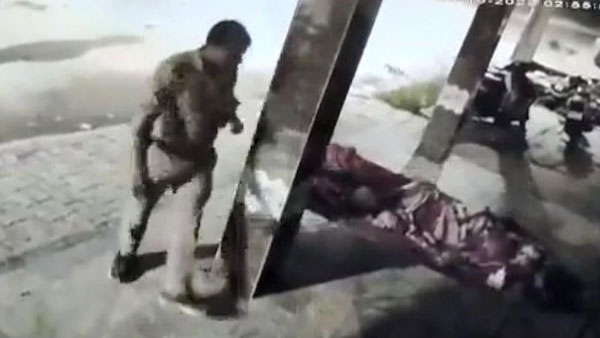 Kanpur constable steals mobile phone from man sleeping on road: video viral Kanpur constable steals mobile phone from man sleeping on road: video viral