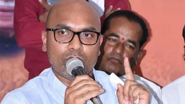 రేవంత్ రెడ్డి గులాబీ కండువా కప్పుకున్నట్లంటూ అరవింద్ సెటైర్లు