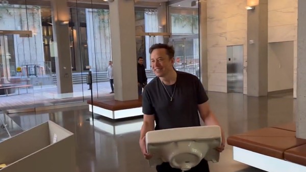 WATCH:Elon Musk carries sink inside Twitters San Francisco office WATCH:Elon Musk carries sink inside Twitters San Francisco office