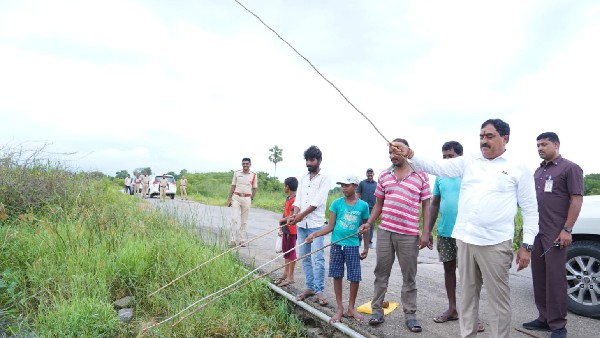 చేపలు పట్టే వాళ్ళతో మాట్లాడి, చేపల ఉత్పత్తి తెలంగాణాలో ఎలా ఉందో చెప్పిన ఎర్రబెల్లి