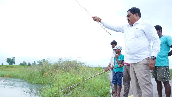 గాలం తీసుకుని చేపల వేటకు వెళ్ళిన మంత్రి ఎర్రబెల్లి