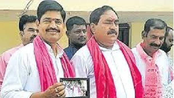 ఓటర్లతో కలిసి గ్రూప్ ఫోటోలు.. ఇంటింటికీ ఫోటో ఫ్రేములు