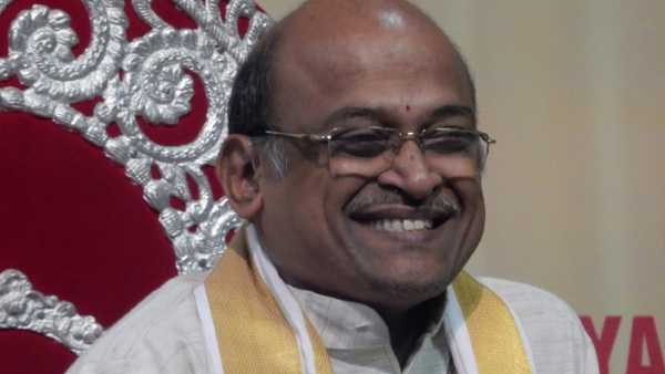 ఫొటోల కోసం ఎగబడ్డారు..