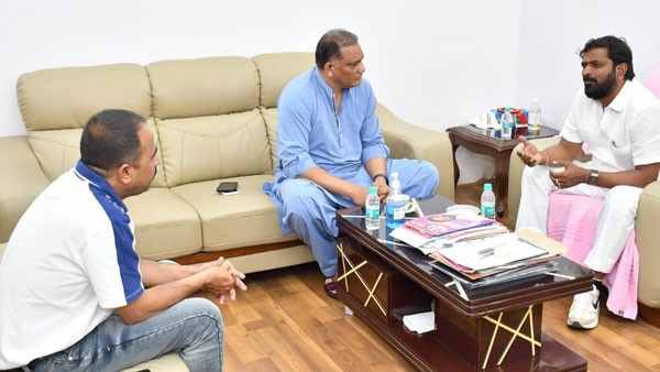 అజార్ ను వేనకేసుకొచ్చిన మంత్రి?