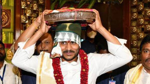 cm jagan to offer clothes to kanakadurga tomorrow on moolanakshatram day-huge arrangements cm jagan to offer clothes to kanakadurga tomorrow on moolanakshatram day-huge arrangements