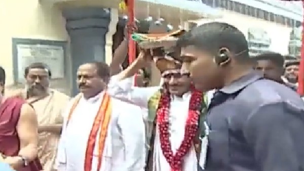CM Jagan visits Durga temple, offer silk robes to Goddess on Mula Nakshatram day CM Jagan visits Durga temple, offer silk robes to Goddess on Mula Nakshatram day
