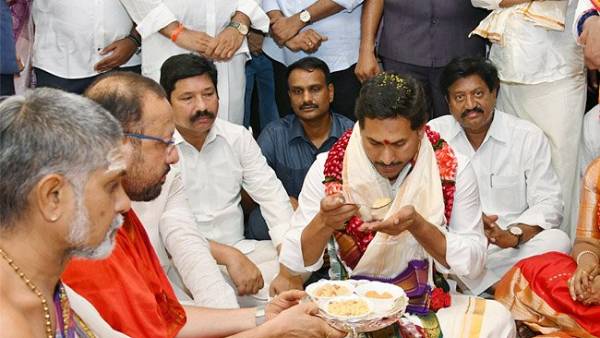 నీట్ గా షేవింగ్ చేయించుకొని..