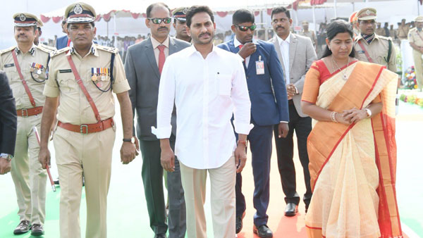 CM Jagan pays rich tributes to police martyrs on Police Commemoration Day at Vijayawada CM Jagan pays rich tributes to police martyrs on Police Commemoration Day at Vijayawada