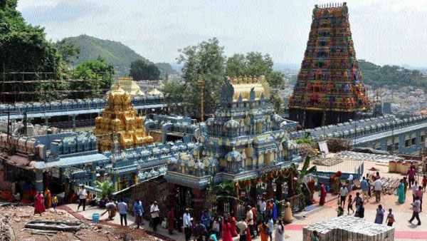తెల్లవారుజాము నుంచే భక్తులు