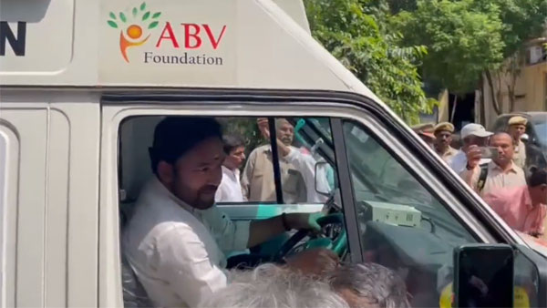 Union Culture Minister Kishan Reddy surprised everyone by driving an ambulance Union Culture Minister Kishan Reddy surprised everyone by driving an ambulance