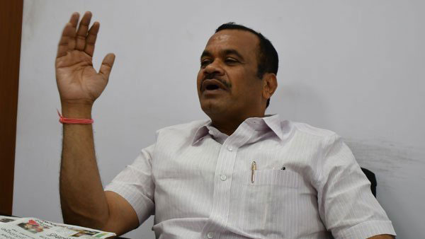మునుగోడులో రాజగోపాల్ రెడ్డిని గెలిపించండి : ఫోన్లో కోమటిరెడ్డి వెంకట్ రెడ్డి