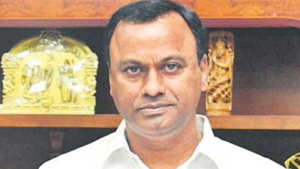 congress worker try to attack rajagopal reddy with slipper congress worker try to attack rajagopal reddy with slipper