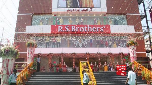 IT teams searches at many places in hyderabad: RS brothers and south india shopping malls IT teams searches at many places in hyderabad: RS brothers and south india shopping malls