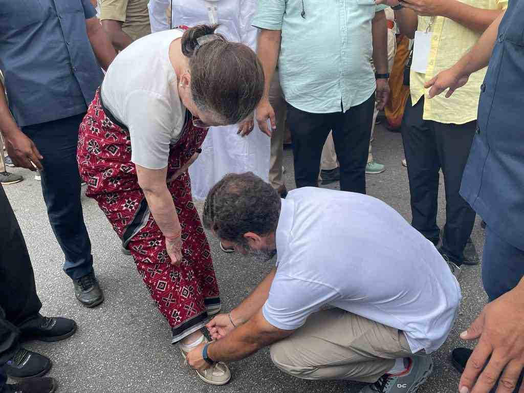 Pick Talk: Photo of Rahul Gandhi tied shoe lace of Mother Sonia Gandhi goes viral. Pick Talk: Photo of Rahul Gandhi tied shoe lace of Mother Sonia Gandhi goes viral.
