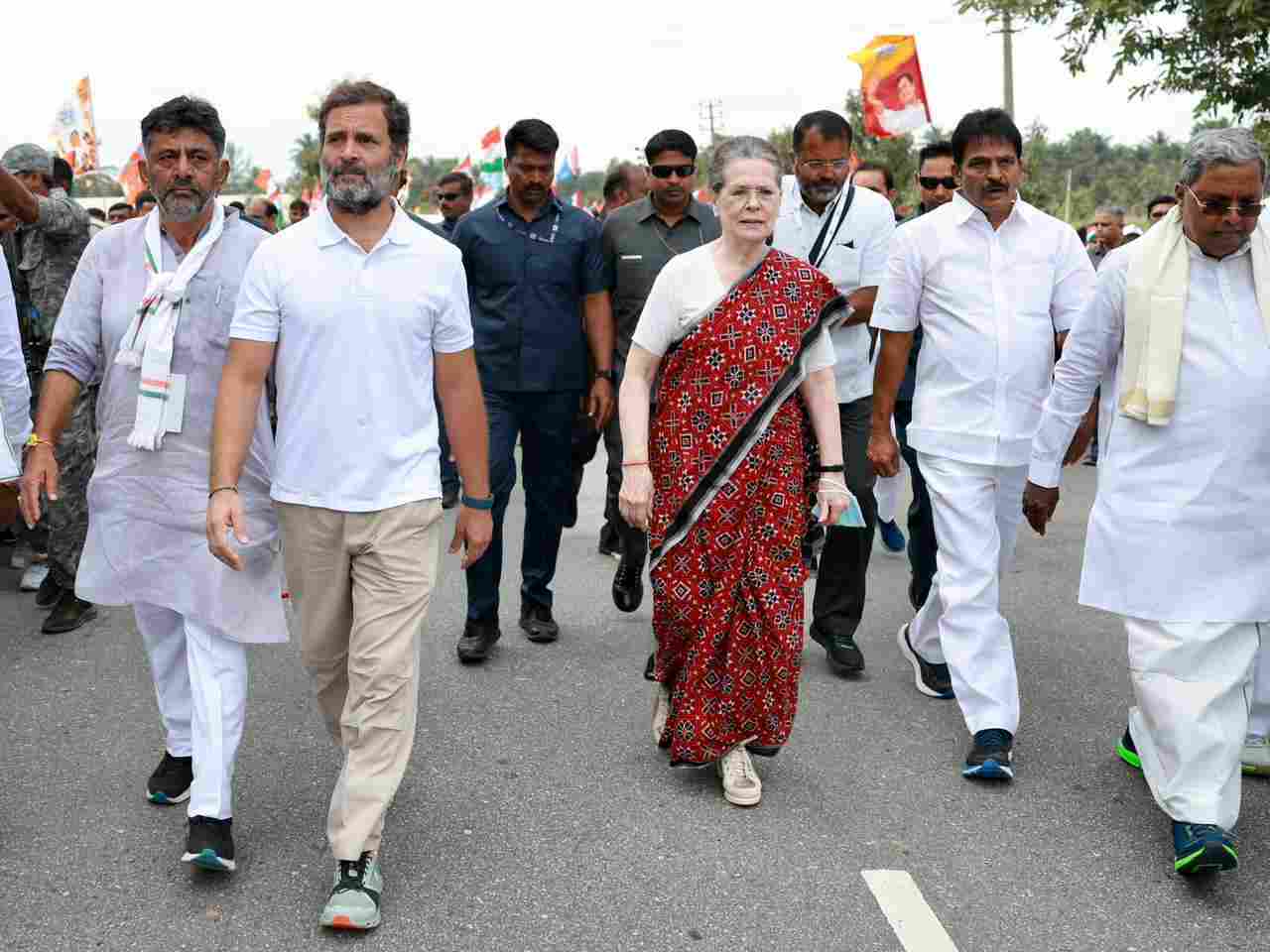 Pick Talk: Photo of Rahul Gandhi tied shoe lace of Mother Sonia Gandhi goes viral. Pick Talk: Photo of Rahul Gandhi tied shoe lace of Mother Sonia Gandhi goes viral.
