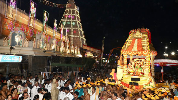 భక్తులకు ప్రత్యేక ఏర్పాట్లు