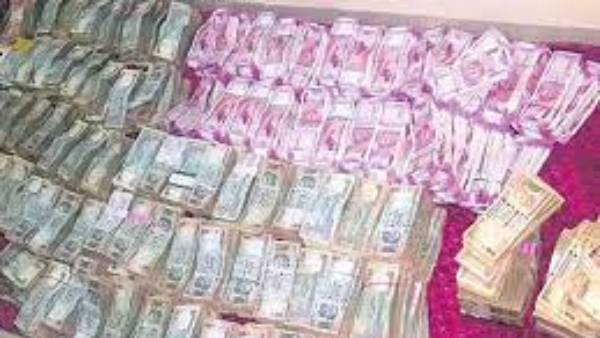 మునుగోడులో బయటపడుతున్న నోట్ల కట్టలు